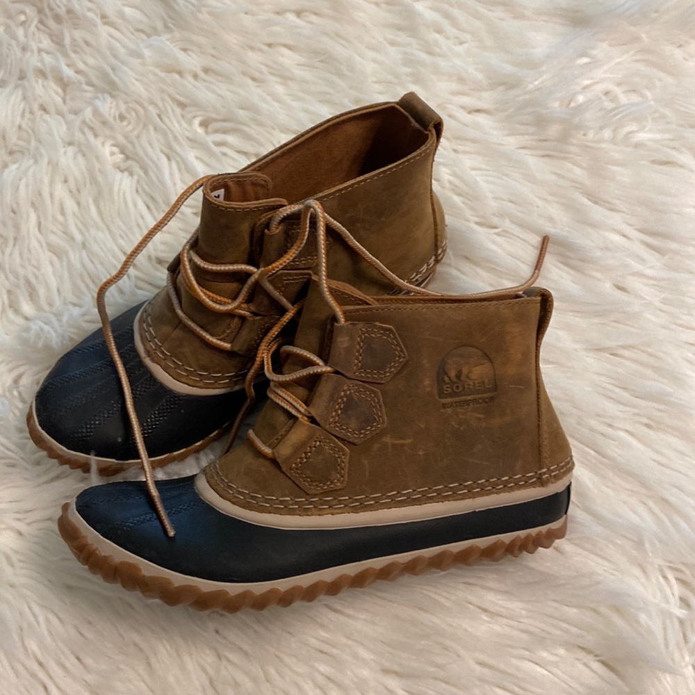 SOREL Boots size 6 BNWOT waterproof boots very cute color black and brown